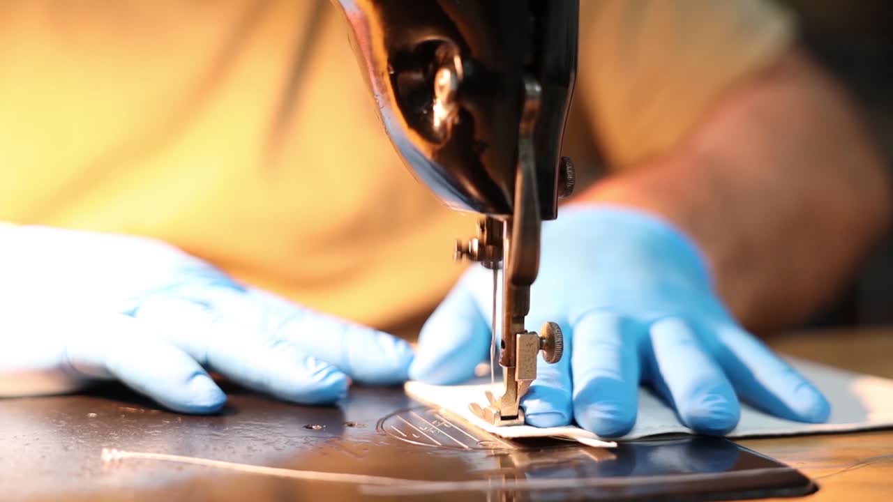 las máscaras protectoras del virus de la corona son cosidas a mano por las tropas de la guardia nacional durante la emergencia del brote epidémico covid19