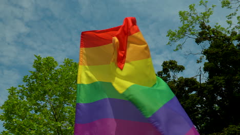 cámara lenta lgbtq+ ondeando la bandera del arco iris