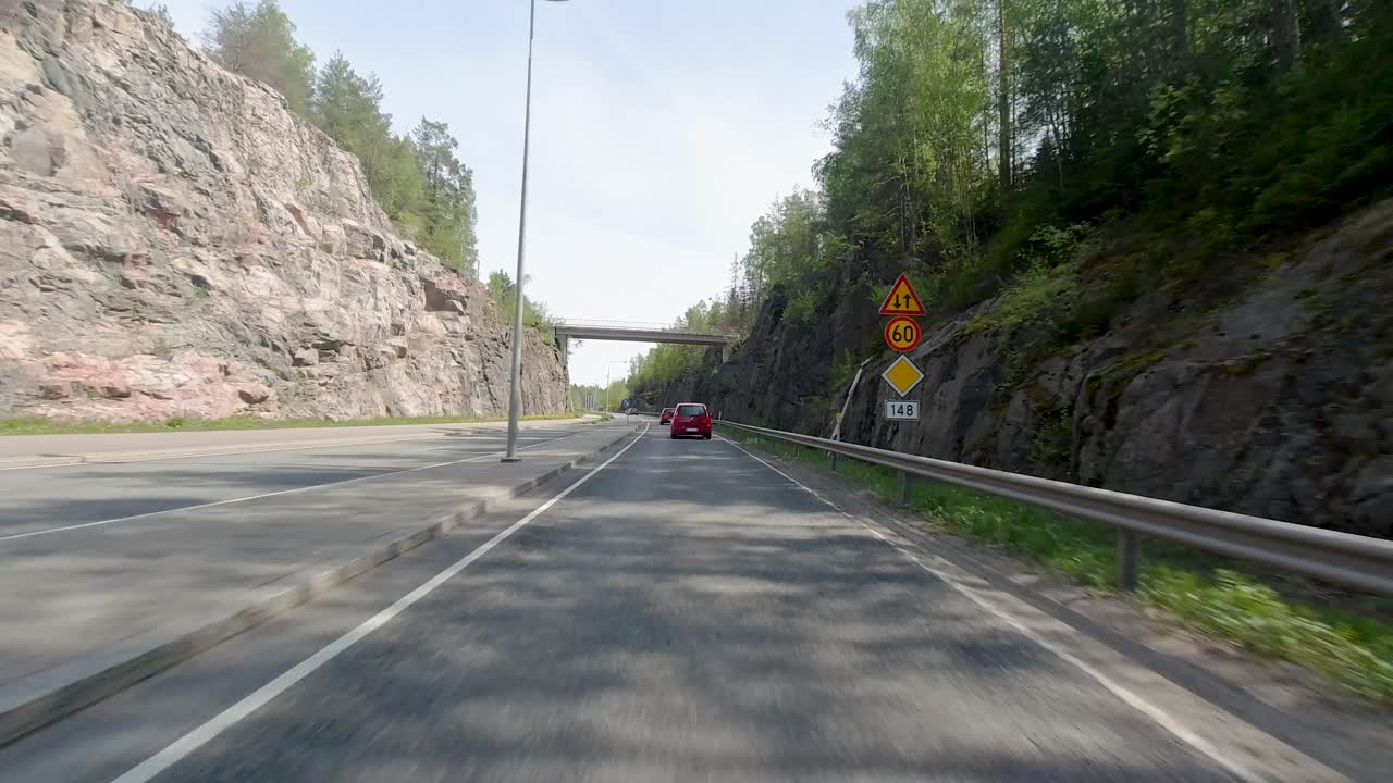 차량들이 움직이고, 도로를 따라 우아하게 움직이며, 풍경에 역동적인 요소를 추가합니다.