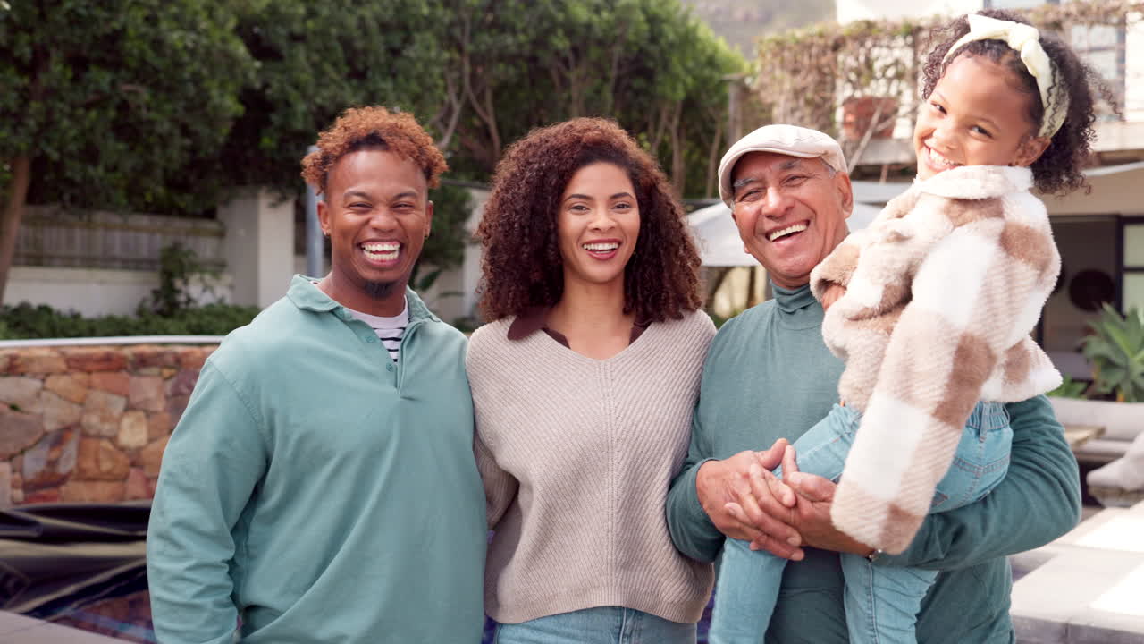 retrato de familia multigeneracional feliz al aire libre