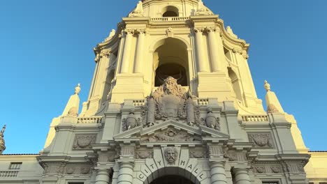 Ayuntamiento-De-Pasadena,-California,-Ee.uu.,-Exterior-De-La-Entrada,-Fachada-Y-Detalles,-Vista-Reveladora-De-ángulo-Bajo-Sobre-La-Luz-Del-Sol-De-La-Hora-Dorada