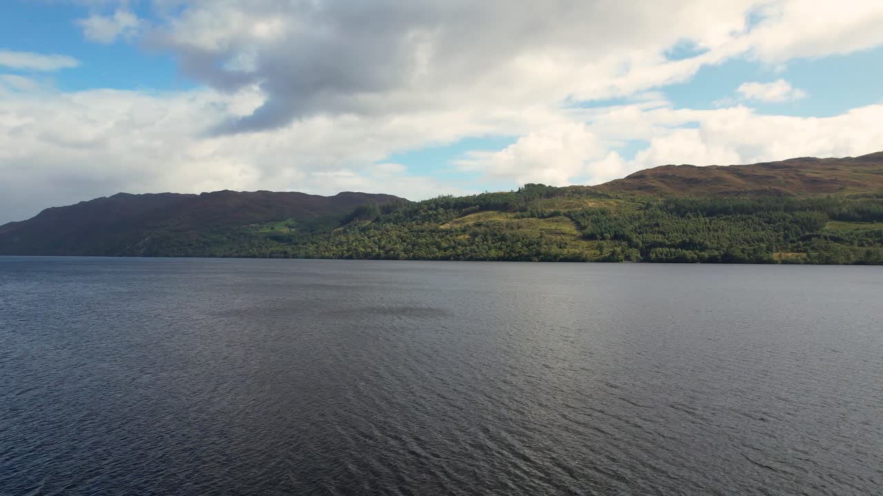 스코틀랜드 고원 에 있는 로크 네스 호수 - 공중 비행