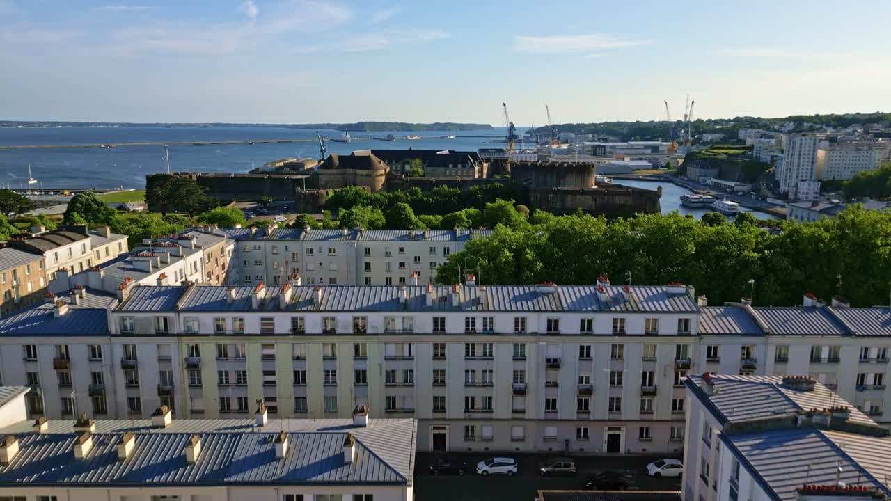 Castello di Brest, Museo marittimo nazionale e porto della città, paesaggio urbano e fiume Penfeld in una giornata di sole, Francia. Vista aerea frontale