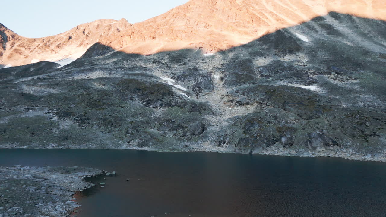 작은 호수,  ⁇ 빛,  ⁇ 빛, 사람이 없는, 야외, 야생을 가진 산악, 황량한 풍경 위의 드론 비행