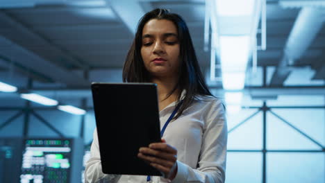 Softwareentwickler-Läuft-Im-Rechenzentrum-Mit-Tablet