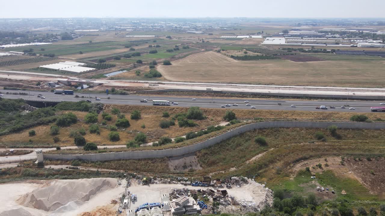 soldados del escuadrón de infantería del ejército de israel en un vehículo que conduce a través de un campo verde en la carretera rural del campo de entrenamiento, tiro de seguimiento aéreo