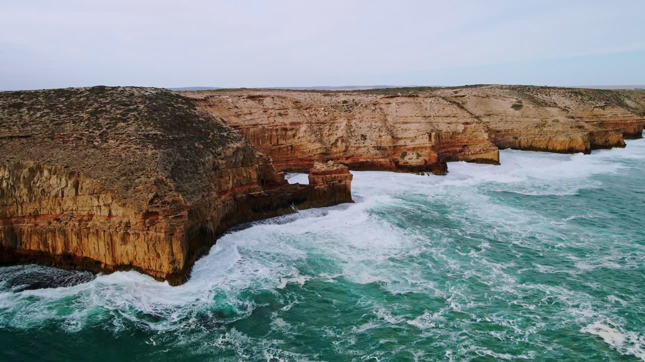 espectaculares acantilados costeros y fuertes olas oceánicas cerca de elliston, península de eyre, australia del sur