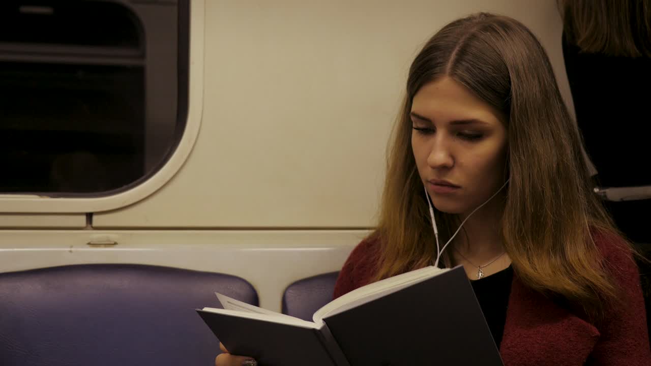 mujer leyendo un libro en el metro