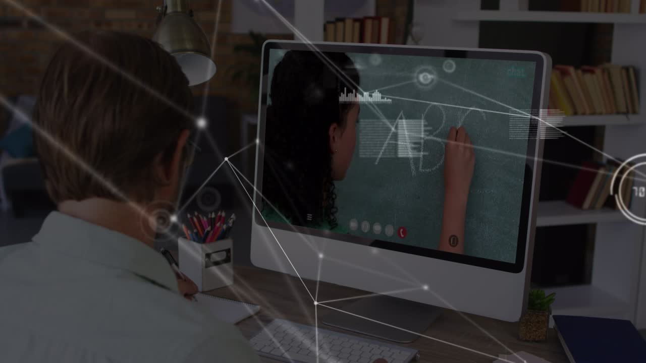 Animazione di connessioni sovrapposta a un uomo caucasico in videochiamata sul portatile.