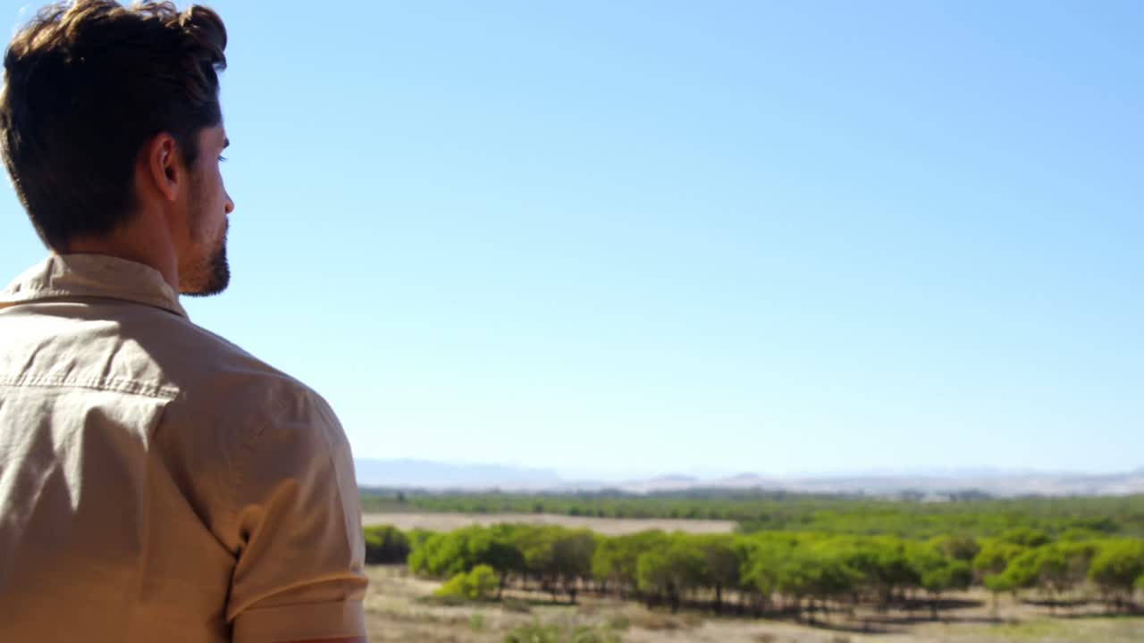 4k를 바라보는 사람의 뒷면