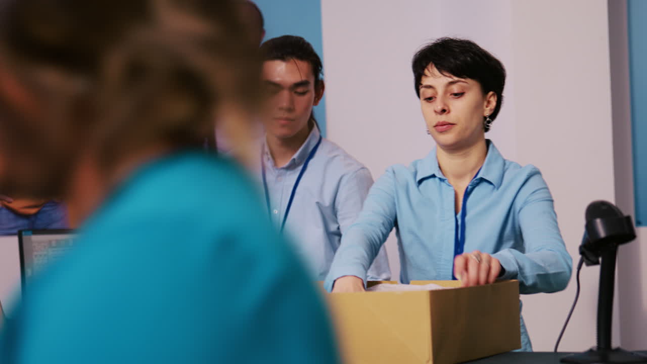 gerentes que preparan paquetes para el envío