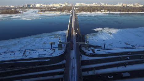 Auto-Auf-Brücke-über-Den-Winterfluss.-Luftaufnahme-Der-U-Bahn,-Die-Sich-In-Der-Stadt-Bewegt