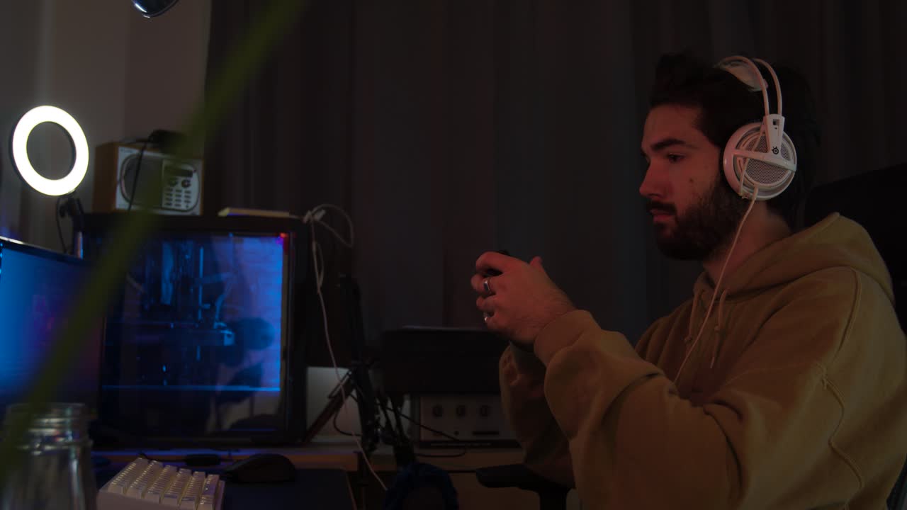 juegos masculinos con un gamepad sentados y relajados