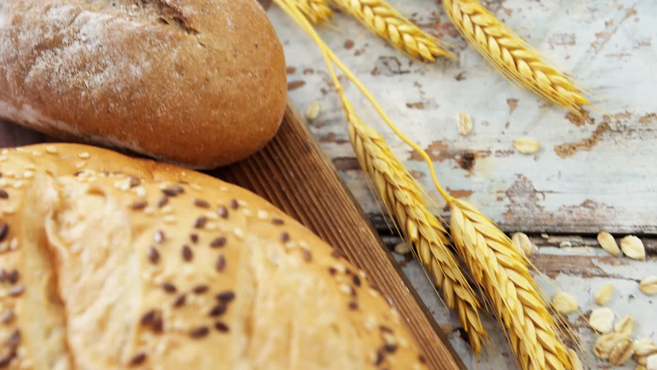 varios tipos de panes con granos de trigo