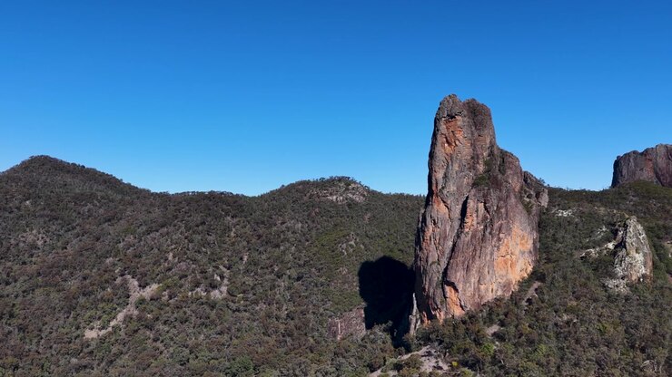 Veduta aerea della formazione rocciosa The Breadknife sotto un cielo azzurro limpido nel Parco Nazionale di Warrumbungle