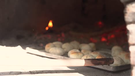 Brot-Backen-Im-Lehmofen,-Traditionelle-Bäckerei-Mit-Gebäck-In-Zeitlupe