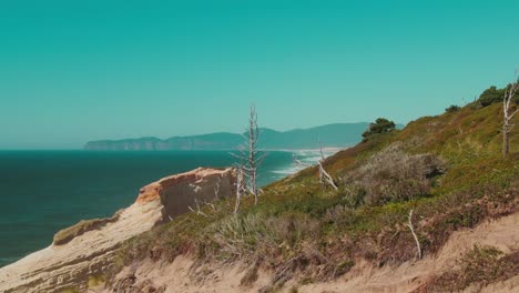 Playa-De-Oregon-Aérea-De-4k-Con-Colinas-Rocosas-En-Primer-Plano-Drone-Jib-Up