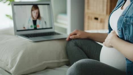 Vídeo-De-Mujer-Embarazada-Y-Videoconferencia-Con-Médico