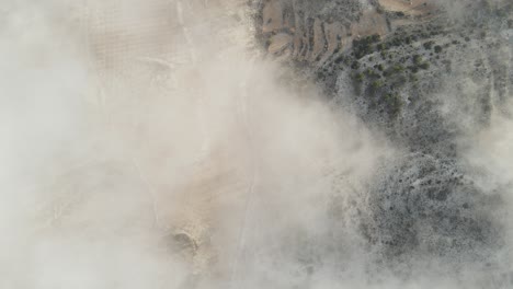 Tierras-De-Cultivo-A-Través-De-Las-Nubes-Hacia-El-Cielo