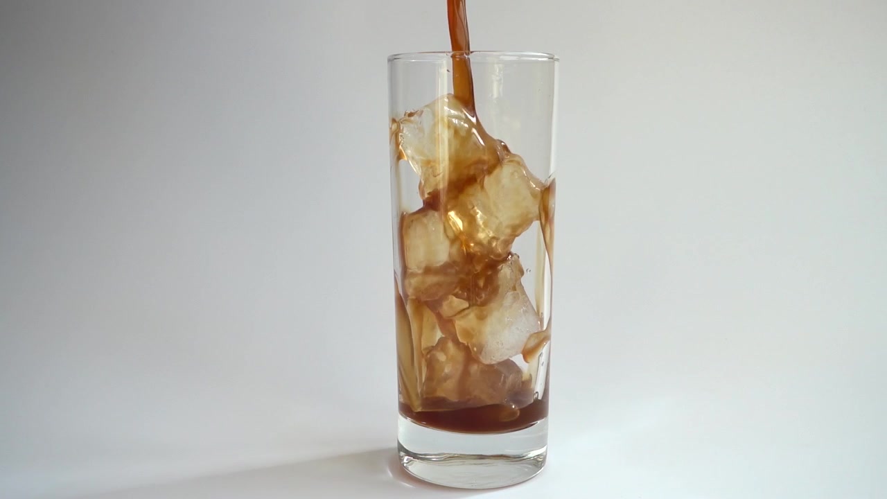 Preparazione di caffè espresso freddo con ghiaccio. Rallentatore.