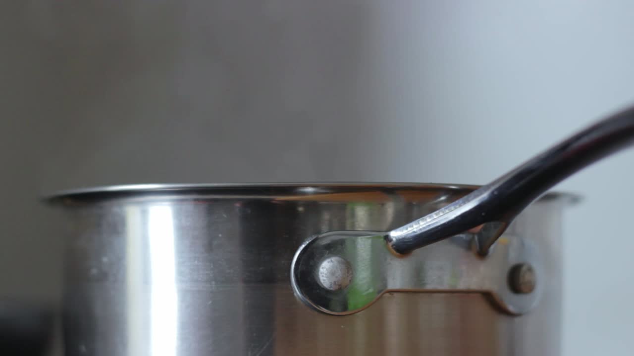 aumento de vapor sobre una olla de metal en la cocina doméstica, vista estática