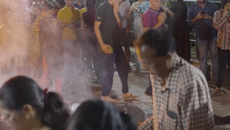Menschen-Feiern-Das-Hinduistische-Holi-Fest-Mit-Lagerfeuer-In-Mumbai,-Indien-11