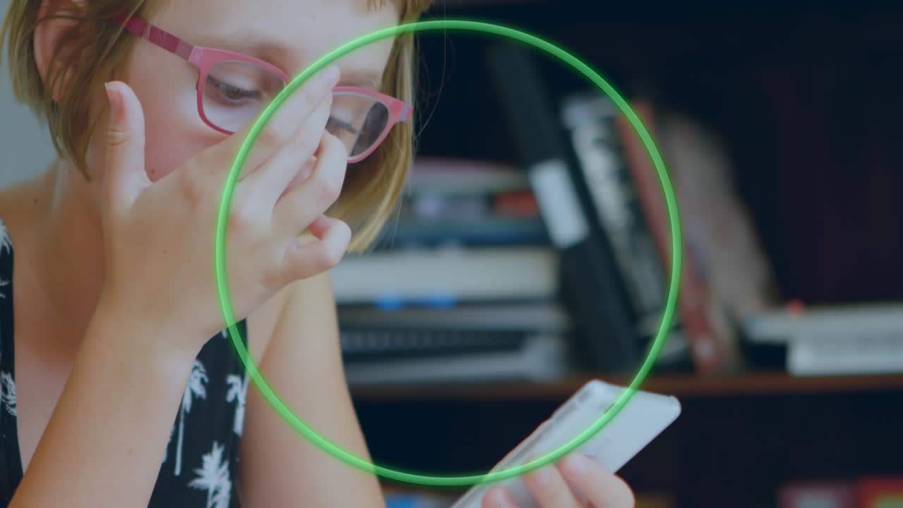 animación de escaneo de alcance sobre la chica usando el teléfono inteligente