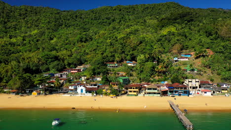 Dolly-Rechts-Araçatiba-Strand-Brasilien-Dschungel-Tropisches-Hüttendorf-Ilha-Grande