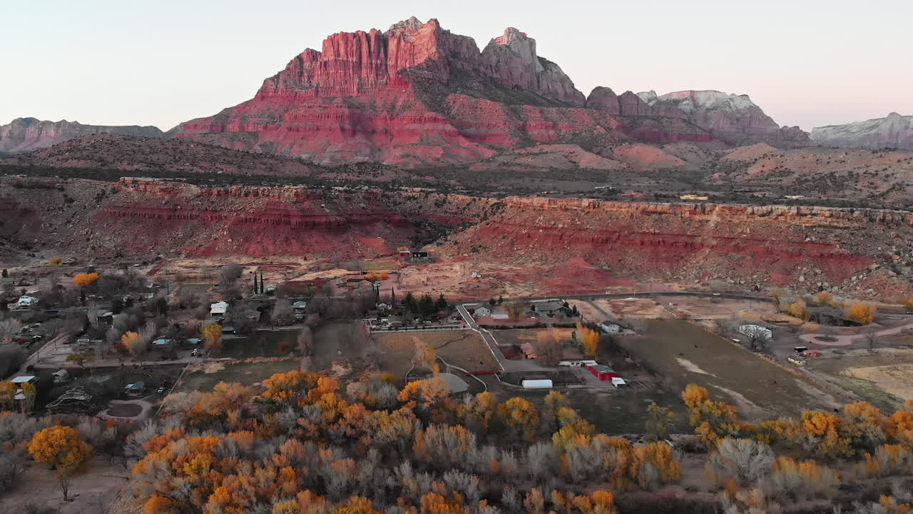 로크빌에서 자이언 국립공원의 키네사바 산까지 위로 기울이기, 공중