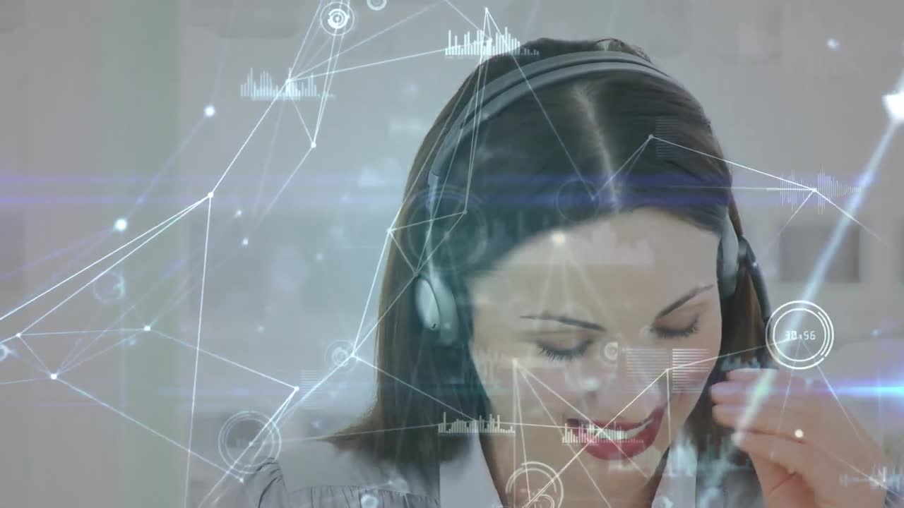 Atendente de call center feminina falando