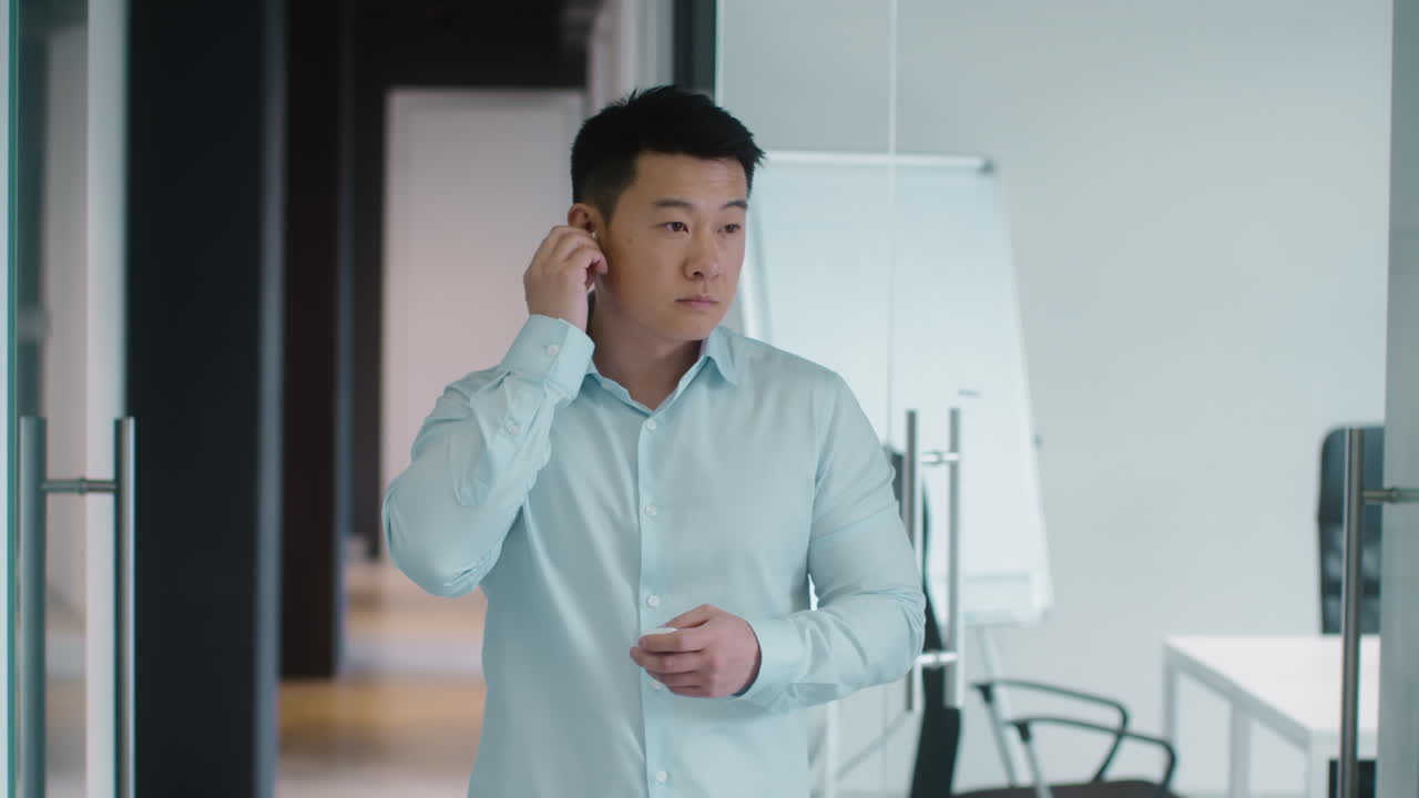 현대적인 사무실에서  ⁇ 고 있는 사업가