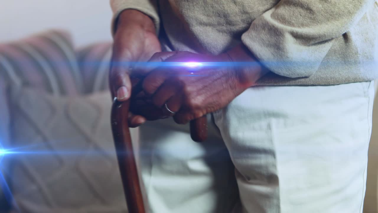 산책 지 ⁇ 이를 사용하여 소파에서 집에서 고령 아시아 남자를 움직이는 빛의 애니메이션