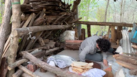 Wunderschöne-Junge-Frau-Mit-Lockigem-Haar-Holt-Brot-Aus-Dem-Traditionellen-Lehmofen-In-Einem-Ländlichen-Dorf-Im-Waldberg-Zagros,-Landlebensstil,-Bäckereikonzept,-Handgemachtes-Brot,-Hausgemachtes-Essen,-Heißes-Ofenholz