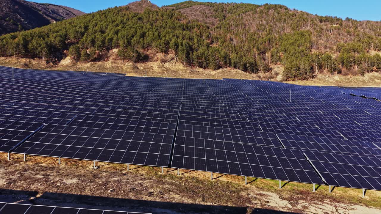 Solární panely instalované na svahu v rámci projektu obnovitelné energie