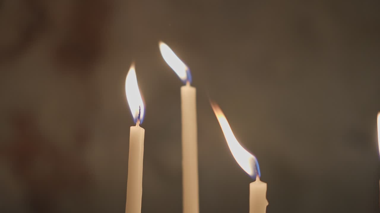 Candele che brillano e tremolano in Chiesa.