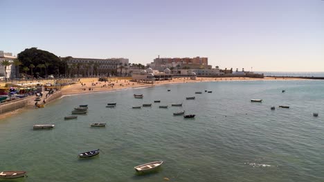 Atemberaubender-Blick-über-Den-Strand-Von-Cadiz-Mit-Fischerbooten-Bei-Flut