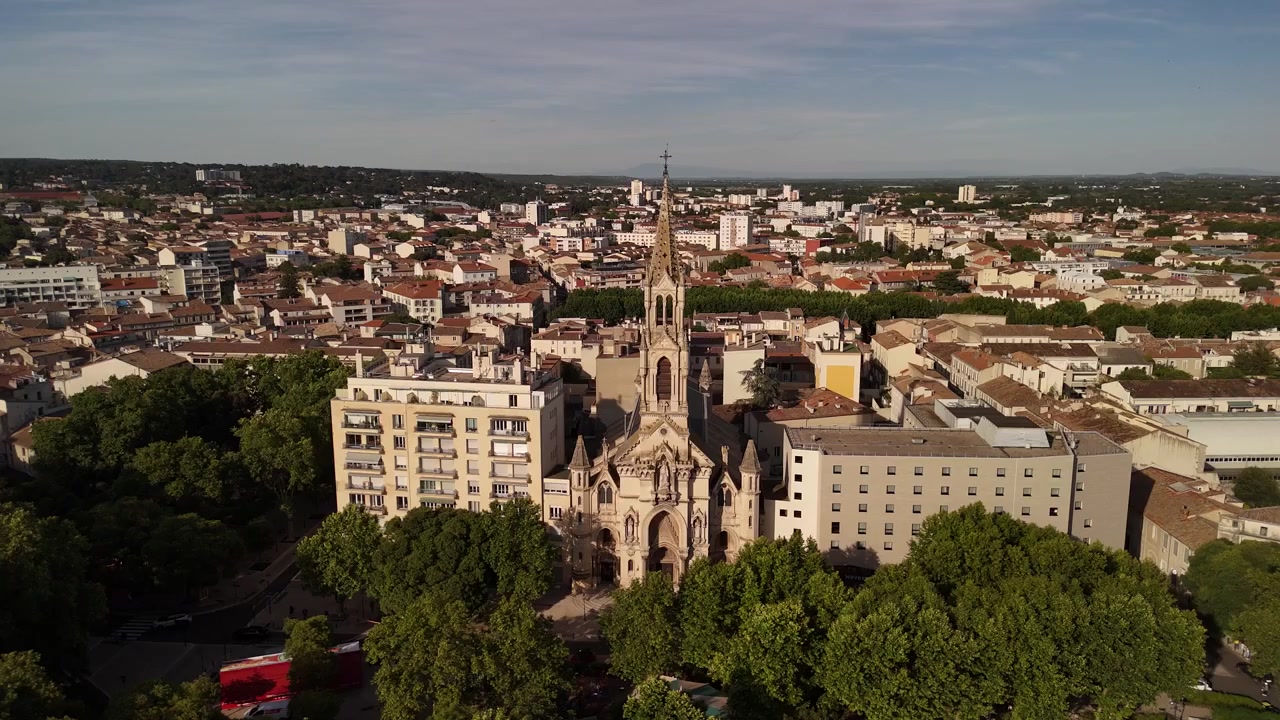 Sainte Perpétue Kirke i Nîmes, Frankrig, luftfoto bybillede fra drone.