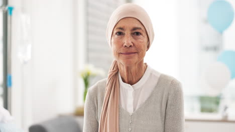 cara, mujer anciana y paciente de cáncer en el hospital