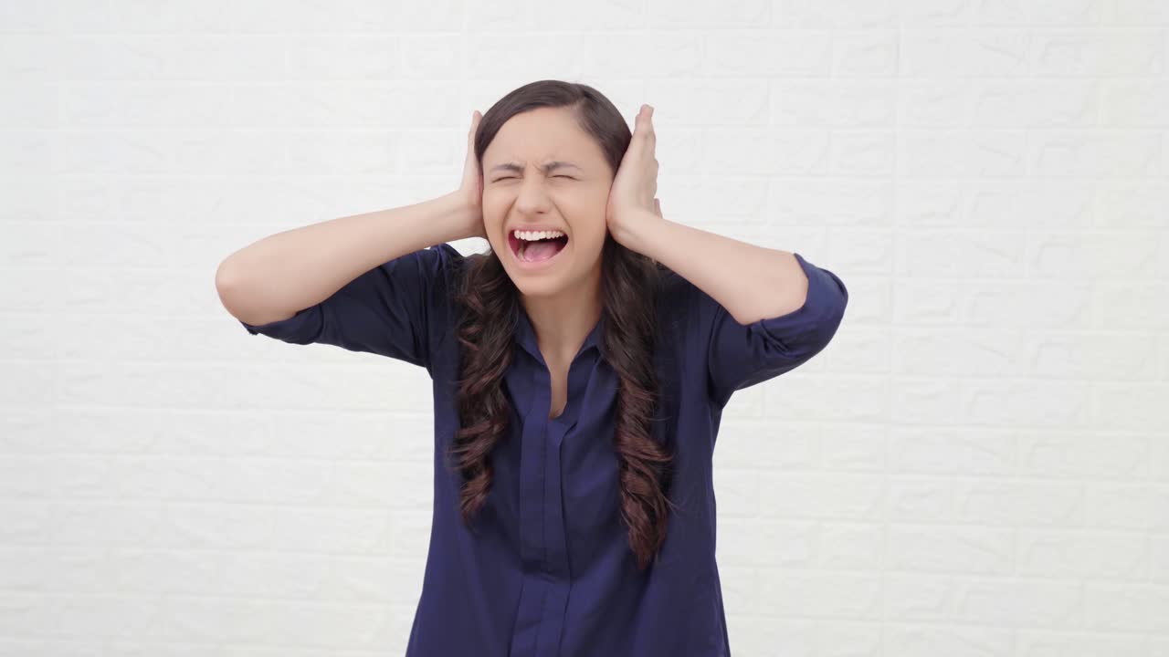 두려워하고 좌절한 인도 소녀가 소리를 지르고