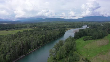 Die-Schönheit-Des-Bulkley-River-Wird-Enthüllt:-Eine-Atemberaubende-Erkundung-In-Smithers,-BC