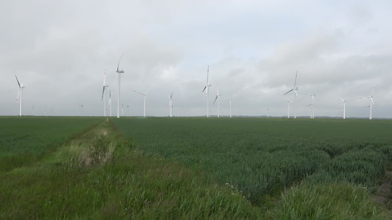 구름이 가득한 풍력 공원의 대체 에너지 풍력 공장들의 파노라마 전망입니다.
