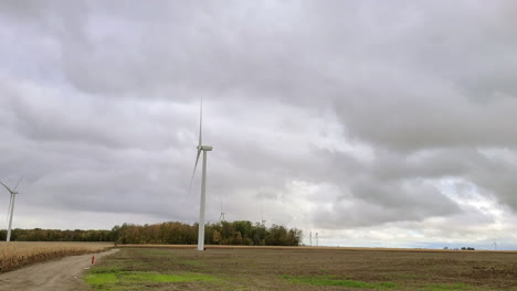 una gran turbina eólica en un campo agrícola rural desde la ventana de un vehículo de viaje, toronto, canadá