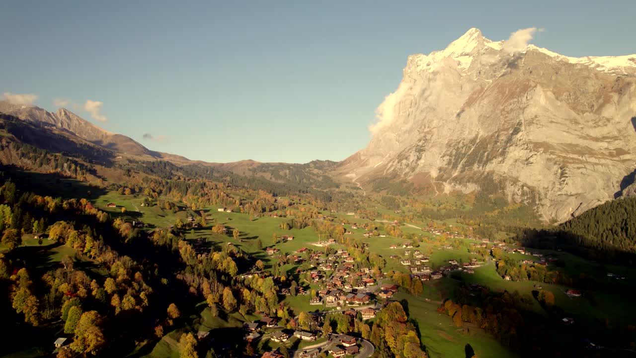 imágenes aéreas de drones empujan sobre el pueblo de grindelwald en los alpes suizos