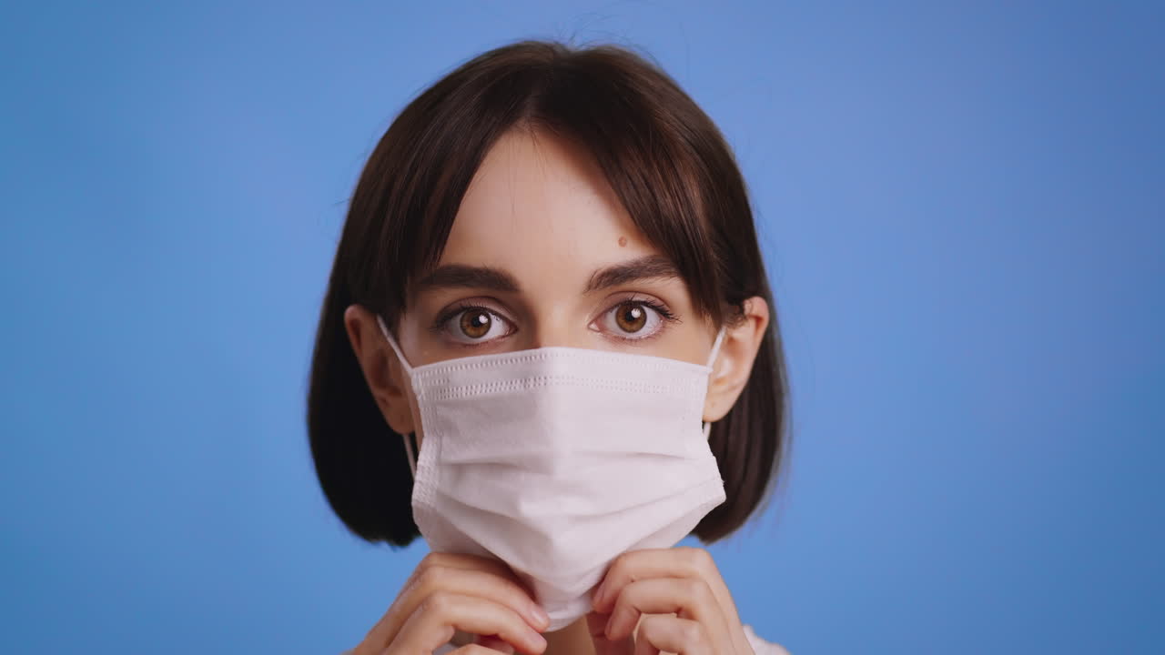 mujer con una máscara facial