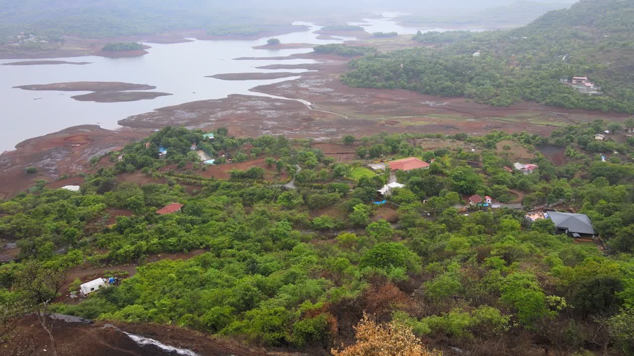 로나발라 비오는 세소네 강 근처의 언덕 역 드론 샷 조감도