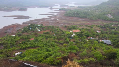 lonavala rainy sesone view estación de la colina cerca del río drone shot vista de pájaro