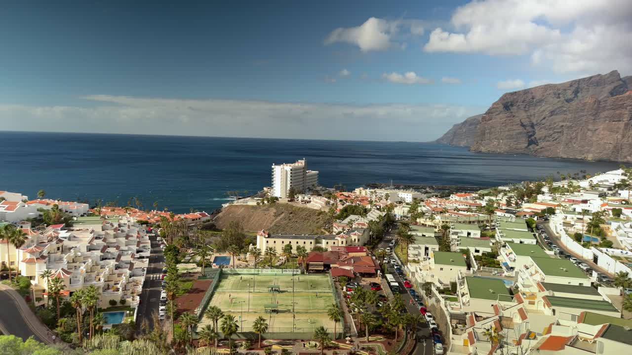 Veduta costiera di Los Gigantes, Tenerife, con scogliere e hotel sul mare.