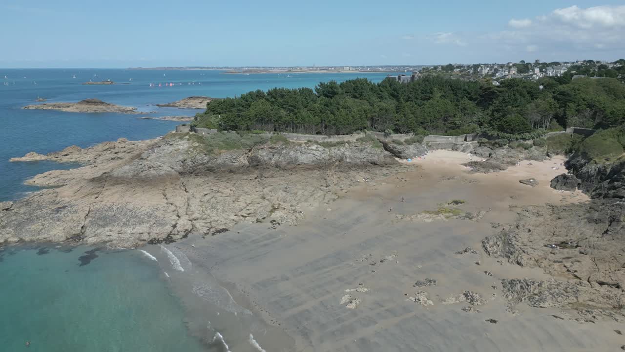 playa y costa de dinard en francia con la ciudad en el fondo