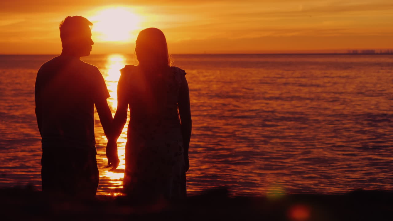 태양이 beautifull을 설정하는 바다의 배경에 손을 잡고 사랑에 다민족 커플