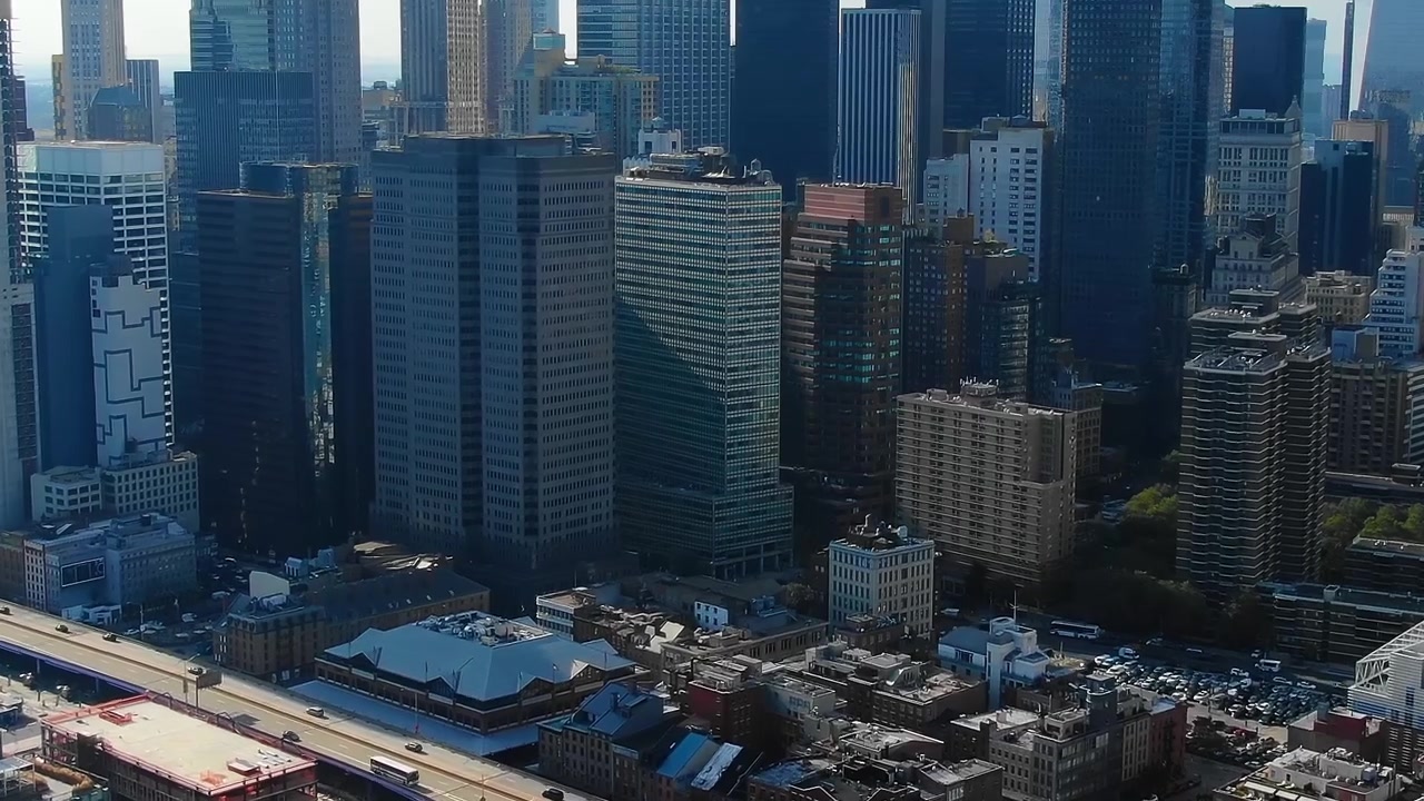 紐約市中心景色，高樓大廈林立，街道繁忙